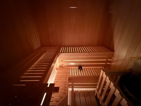 特許取得済みの高気密断熱構造を採用した、効率的で美しいサウナ室の施工例