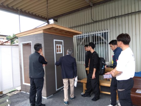 サウナストーブ設置後の現場における、専門スタッフによる徹底した温度試験と安全確認作業の様子